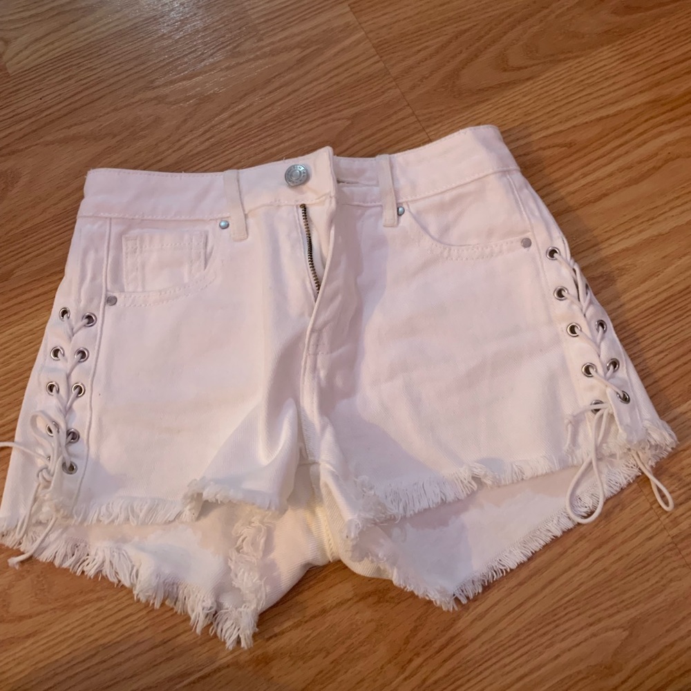 white pacsun shorts!!